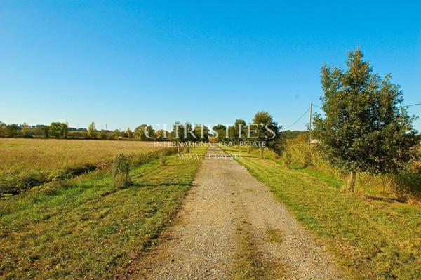 Propriété de 27 hectares d’un seul tenant, isolé, au calme. Bâtiments de caractère. A rénover