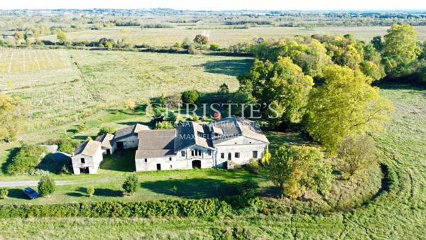 Propriété de 27 hectares d’un seul tenant, isolé, au calme. Bâtiments de caractère. A rénover