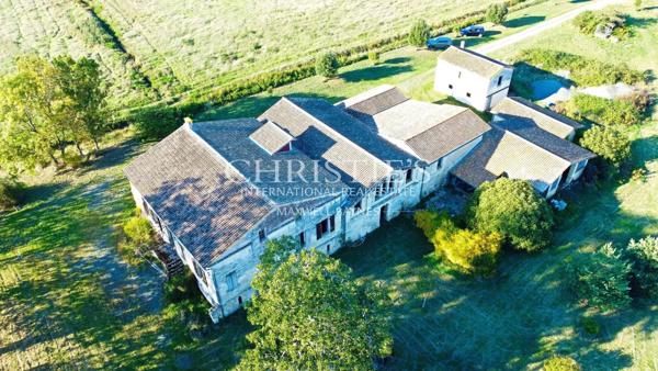 Propriété de 27 hectares d’un seul tenant, isolé, au calme. Bâtiments de caractère. A rénover