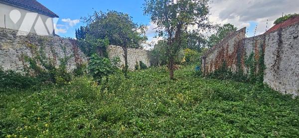 TERRAIN A BÂTIR – 470 m² clos de murs