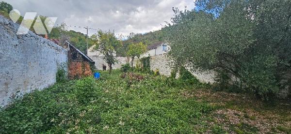 TERRAIN A BÂTIR – 470 m² clos de murs