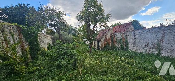 TERRAIN A BÂTIR – 470 m² clos de murs