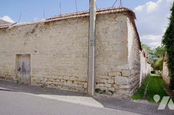 TERRAIN A BÂTIR – 470 m² clos de murs