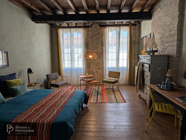 Belle propriété de ville en pierre avec jardin, piscine et potentiel proche CASTELJALOUX