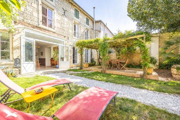 Maison à vendre |  Mauzé-sur-le-Mignon |  5 pièces | 245 m²