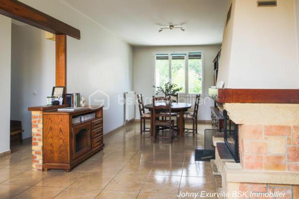 Au cœur du quartier prisé de La Groue à Osny, découvrez cette agréable maison individuelle construite en 1990, offrant environ 92 m² habitables sur une belle parcelle close d'environ 600 m².

Dès l'entrée, la maison séduit par son ambiance chaleureuse et sa luminosité. Le séjour traversant, baigné de lumière naturelle, s'organise autour d'une cheminée, véritable cœur de la maison où l'on imagine déjà les soirées d'hiver en famille ou entre amis.

Dans le prolongement, la cuisine ouverte, aménagée et équipée, favorise les moments de convivialité tout en restant parfaitement fonctionnelle au quotidien.

Le rez-de-chaussée accueille également une chambre ainsi qu'une salle d'eau avec WC, une configuration idéale pour recevoir, télétravailler ou profiter d'une vie de plain-pied.

À l'étage, chacun trouvera naturellement son espace grâce à trois chambres supplémentaires, dont une avec mezzanine, parfaite pour créer un coin lecture, un bureau ou un espace dédié aux enfants. Une salle de bains équipée d'une baignoire et d'une douche complète ce niveau.

Et parce qu'une maison ne se résume pas à sa surface habitable...

Le sous-sol total constitue un véritable atout :  atelier, buanderie, cave, stockage ou future salle de sport... À chacun d'imaginer les possibilités qu'il souhaite lui offrir.

À l'extérieur, le jardin clos d'environ 600 m² devient un véritable espace de vie où les repas en terrasse, les jeux des enfants et les moments de détente trouveront naturellement leur place. Une dépendance complète également l'ensemble.