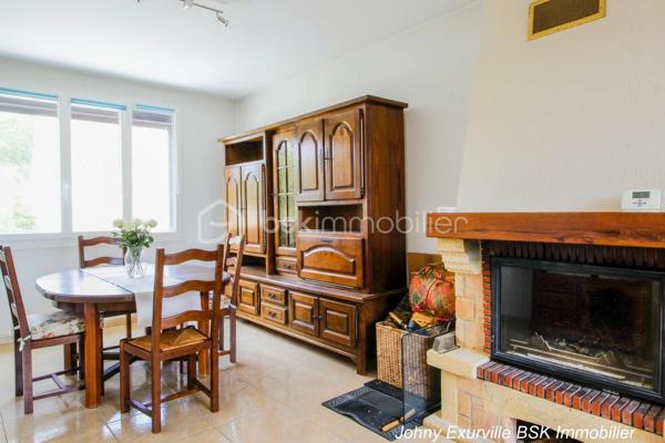 Au cœur du quartier prisé de La Groue à Osny, découvrez cette agréable maison individuelle construite en 1990, offrant environ 92 m² habitables sur une belle parcelle close d'environ 600 m².

Dès l'entrée, la maison séduit par son ambiance chaleureuse et sa luminosité. Le séjour traversant, baigné de lumière naturelle, s'organise autour d'une cheminée, véritable cœur de la maison où l'on imagine déjà les soirées d'hiver en famille ou entre amis.

Dans le prolongement, la cuisine ouverte, aménagée et équipée, favorise les moments de convivialité tout en restant parfaitement fonctionnelle au quotidien.

Le rez-de-chaussée accueille également une chambre ainsi qu'une salle d'eau avec WC, une configuration idéale pour recevoir, télétravailler ou profiter d'une vie de plain-pied.

À l'étage, chacun trouvera naturellement son espace grâce à trois chambres supplémentaires, dont une avec mezzanine, parfaite pour créer un coin lecture, un bureau ou un espace dédié aux enfants. Une salle de bains équipée d'une baignoire et d'une douche complète ce niveau.

Et parce qu'une maison ne se résume pas à sa surface habitable...

Le sous-sol total constitue un véritable atout :  atelier, buanderie, cave, stockage ou future salle de sport... À chacun d'imaginer les possibilités qu'il souhaite lui offrir.

À l'extérieur, le jardin clos d'environ 600 m² devient un véritable espace de vie où les repas en terrasse, les jeux des enfants et les moments de détente trouveront naturellement leur place. Une dépendance complète également l'ensemble.