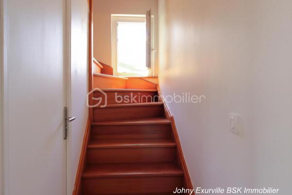 Au cœur du quartier prisé de La Groue à Osny, découvrez cette agréable maison individuelle construite en 1990, offrant environ 92 m² habitables sur une belle parcelle close d'environ 600 m².

Dès l'entrée, la maison séduit par son ambiance chaleureuse et sa luminosité. Le séjour traversant, baigné de lumière naturelle, s'organise autour d'une cheminée, véritable cœur de la maison où l'on imagine déjà les soirées d'hiver en famille ou entre amis.

Dans le prolongement, la cuisine ouverte, aménagée et équipée, favorise les moments de convivialité tout en restant parfaitement fonctionnelle au quotidien.

Le rez-de-chaussée accueille également une chambre ainsi qu'une salle d'eau avec WC, une configuration idéale pour recevoir, télétravailler ou profiter d'une vie de plain-pied.

À l'étage, chacun trouvera naturellement son espace grâce à trois chambres supplémentaires, dont une avec mezzanine, parfaite pour créer un coin lecture, un bureau ou un espace dédié aux enfants. Une salle de bains équipée d'une baignoire et d'une douche complète ce niveau.

Et parce qu'une maison ne se résume pas à sa surface habitable...

Le sous-sol total constitue un véritable atout :  atelier, buanderie, cave, stockage ou future salle de sport... À chacun d'imaginer les possibilités qu'il souhaite lui offrir.

À l'extérieur, le jardin clos d'environ 600 m² devient un véritable espace de vie où les repas en terrasse, les jeux des enfants et les moments de détente trouveront naturellement leur place. Une dépendance complète également l'ensemble.