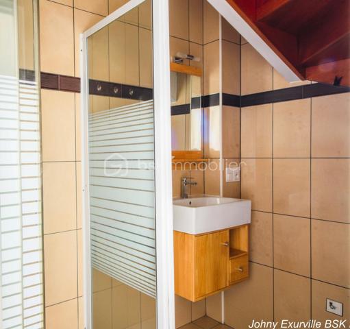 Au cœur du quartier prisé de La Groue à Osny, découvrez cette agréable maison individuelle construite en 1990, offrant environ 92 m² habitables sur une belle parcelle close d'environ 600 m².

Dès l'entrée, la maison séduit par son ambiance chaleureuse et sa luminosité. Le séjour traversant, baigné de lumière naturelle, s'organise autour d'une cheminée, véritable cœur de la maison où l'on imagine déjà les soirées d'hiver en famille ou entre amis.

Dans le prolongement, la cuisine ouverte, aménagée et équipée, favorise les moments de convivialité tout en restant parfaitement fonctionnelle au quotidien.

Le rez-de-chaussée accueille également une chambre ainsi qu'une salle d'eau avec WC, une configuration idéale pour recevoir, télétravailler ou profiter d'une vie de plain-pied.

À l'étage, chacun trouvera naturellement son espace grâce à trois chambres supplémentaires, dont une avec mezzanine, parfaite pour créer un coin lecture, un bureau ou un espace dédié aux enfants. Une salle de bains équipée d'une baignoire et d'une douche complète ce niveau.

Et parce qu'une maison ne se résume pas à sa surface habitable...

Le sous-sol total constitue un véritable atout :  atelier, buanderie, cave, stockage ou future salle de sport... À chacun d'imaginer les possibilités qu'il souhaite lui offrir.

À l'extérieur, le jardin clos d'environ 600 m² devient un véritable espace de vie où les repas en terrasse, les jeux des enfants et les moments de détente trouveront naturellement leur place. Une dépendance complète également l'ensemble.