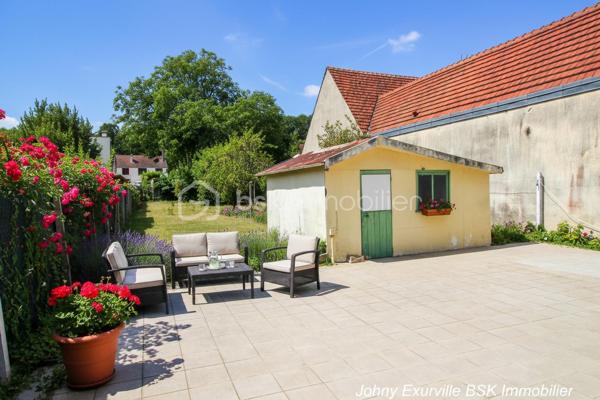 Au cœur du quartier prisé de La Groue à Osny, découvrez cette agréable maison individuelle construite en 1990, offrant environ 92 m² habitables sur une belle parcelle close d'environ 600 m².

Dès l'entrée, la maison séduit par son ambiance chaleureuse et sa luminosité. Le séjour traversant, baigné de lumière naturelle, s'organise autour d'une cheminée, véritable cœur de la maison où l'on imagine déjà les soirées d'hiver en famille ou entre amis.

Dans le prolongement, la cuisine ouverte, aménagée et équipée, favorise les moments de convivialité tout en restant parfaitement fonctionnelle au quotidien.

Le rez-de-chaussée accueille également une chambre ainsi qu'une salle d'eau avec WC, une configuration idéale pour recevoir, télétravailler ou profiter d'une vie de plain-pied.

À l'étage, chacun trouvera naturellement son espace grâce à trois chambres supplémentaires, dont une avec mezzanine, parfaite pour créer un coin lecture, un bureau ou un espace dédié aux enfants. Une salle de bains équipée d'une baignoire et d'une douche complète ce niveau.

Et parce qu'une maison ne se résume pas à sa surface habitable...

Le sous-sol total constitue un véritable atout :  atelier, buanderie, cave, stockage ou future salle de sport... À chacun d'imaginer les possibilités qu'il souhaite lui offrir.

À l'extérieur, le jardin clos d'environ 600 m² devient un véritable espace de vie où les repas en terrasse, les jeux des enfants et les moments de détente trouveront naturellement leur place. Une dépendance complète également l'ensemble.