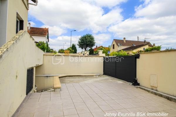 Au cœur du quartier prisé de La Groue à Osny, découvrez cette agréable maison individuelle construite en 1990, offrant environ 92 m² habitables sur une belle parcelle close d'environ 600 m².

Dès l'entrée, la maison séduit par son ambiance chaleureuse et sa luminosité. Le séjour traversant, baigné de lumière naturelle, s'organise autour d'une cheminée, véritable cœur de la maison où l'on imagine déjà les soirées d'hiver en famille ou entre amis.

Dans le prolongement, la cuisine ouverte, aménagée et équipée, favorise les moments de convivialité tout en restant parfaitement fonctionnelle au quotidien.

Le rez-de-chaussée accueille également une chambre ainsi qu'une salle d'eau avec WC, une configuration idéale pour recevoir, télétravailler ou profiter d'une vie de plain-pied.

À l'étage, chacun trouvera naturellement son espace grâce à trois chambres supplémentaires, dont une avec mezzanine, parfaite pour créer un coin lecture, un bureau ou un espace dédié aux enfants. Une salle de bains équipée d'une baignoire et d'une douche complète ce niveau.

Et parce qu'une maison ne se résume pas à sa surface habitable...

Le sous-sol total constitue un véritable atout :  atelier, buanderie, cave, stockage ou future salle de sport... À chacun d'imaginer les possibilités qu'il souhaite lui offrir.

À l'extérieur, le jardin clos d'environ 600 m² devient un véritable espace de vie où les repas en terrasse, les jeux des enfants et les moments de détente trouveront naturellement leur place. Une dépendance complète également l'ensemble.
