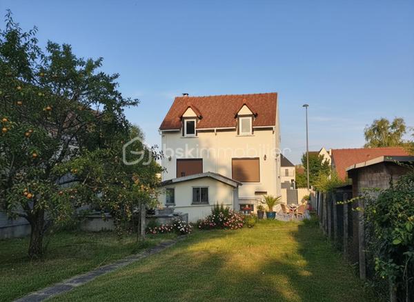 Au cœur du quartier prisé de La Groue à Osny, découvrez cette agréable maison individuelle construite en 1990, offrant environ 92 m² habitables sur une belle parcelle close d'environ 600 m².

Dès l'entrée, la maison séduit par son ambiance chaleureuse et sa luminosité. Le séjour traversant, baigné de lumière naturelle, s'organise autour d'une cheminée, véritable cœur de la maison où l'on imagine déjà les soirées d'hiver en famille ou entre amis.

Dans le prolongement, la cuisine ouverte, aménagée et équipée, favorise les moments de convivialité tout en restant parfaitement fonctionnelle au quotidien.

Le rez-de-chaussée accueille également une chambre ainsi qu'une salle d'eau avec WC, une configuration idéale pour recevoir, télétravailler ou profiter d'une vie de plain-pied.

À l'étage, chacun trouvera naturellement son espace grâce à trois chambres supplémentaires, dont une avec mezzanine, parfaite pour créer un coin lecture, un bureau ou un espace dédié aux enfants. Une salle de bains équipée d'une baignoire et d'une douche complète ce niveau.

Et parce qu'une maison ne se résume pas à sa surface habitable...

Le sous-sol total constitue un véritable atout :  atelier, buanderie, cave, stockage ou future salle de sport... À chacun d'imaginer les possibilités qu'il souhaite lui offrir.

À l'extérieur, le jardin clos d'environ 600 m² devient un véritable espace de vie où les repas en terrasse, les jeux des enfants et les moments de détente trouveront naturellement leur place. Une dépendance complète également l'ensemble.
