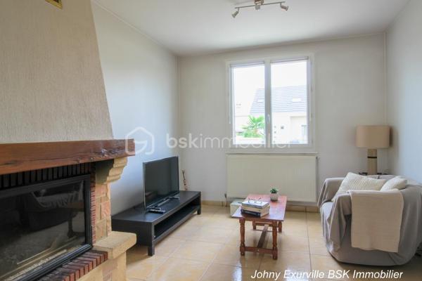 Au cœur du quartier prisé de La Groue à Osny, découvrez cette agréable maison individuelle construite en 1990, offrant environ 92 m² habitables sur une belle parcelle close d'environ 600 m².

Dès l'entrée, la maison séduit par son ambiance chaleureuse et sa luminosité. Le séjour traversant, baigné de lumière naturelle, s'organise autour d'une cheminée, véritable cœur de la maison où l'on imagine déjà les soirées d'hiver en famille ou entre amis.

Dans le prolongement, la cuisine ouverte, aménagée et équipée, favorise les moments de convivialité tout en restant parfaitement fonctionnelle au quotidien.

Le rez-de-chaussée accueille également une chambre ainsi qu'une salle d'eau avec WC, une configuration idéale pour recevoir, télétravailler ou profiter d'une vie de plain-pied.

À l'étage, chacun trouvera naturellement son espace grâce à trois chambres supplémentaires, dont une avec mezzanine, parfaite pour créer un coin lecture, un bureau ou un espace dédié aux enfants. Une salle de bains équipée d'une baignoire et d'une douche complète ce niveau.

Et parce qu'une maison ne se résume pas à sa surface habitable...

Le sous-sol total constitue un véritable atout :  atelier, buanderie, cave, stockage ou future salle de sport... À chacun d'imaginer les possibilités qu'il souhaite lui offrir.

À l'extérieur, le jardin clos d'environ 600 m² devient un véritable espace de vie où les repas en terrasse, les jeux des enfants et les moments de détente trouveront naturellement leur place. Une dépendance complète également l'ensemble.