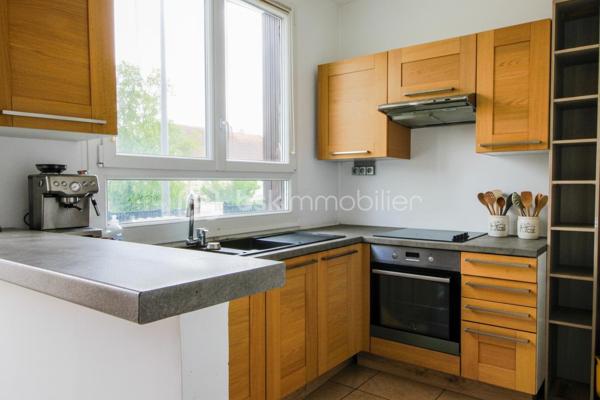 Au cœur du quartier prisé de La Groue à Osny, découvrez cette agréable maison individuelle construite en 1990, offrant environ 92 m² habitables sur une belle parcelle close d'environ 600 m².

Dès l'entrée, la maison séduit par son ambiance chaleureuse et sa luminosité. Le séjour traversant, baigné de lumière naturelle, s'organise autour d'une cheminée, véritable cœur de la maison où l'on imagine déjà les soirées d'hiver en famille ou entre amis.

Dans le prolongement, la cuisine ouverte, aménagée et équipée, favorise les moments de convivialité tout en restant parfaitement fonctionnelle au quotidien.

Le rez-de-chaussée accueille également une chambre ainsi qu'une salle d'eau avec WC, une configuration idéale pour recevoir, télétravailler ou profiter d'une vie de plain-pied.

À l'étage, chacun trouvera naturellement son espace grâce à trois chambres supplémentaires, dont une avec mezzanine, parfaite pour créer un coin lecture, un bureau ou un espace dédié aux enfants. Une salle de bains équipée d'une baignoire et d'une douche complète ce niveau.

Et parce qu'une maison ne se résume pas à sa surface habitable...

Le sous-sol total constitue un véritable atout :  atelier, buanderie, cave, stockage ou future salle de sport... À chacun d'imaginer les possibilités qu'il souhaite lui offrir.

À l'extérieur, le jardin clos d'environ 600 m² devient un véritable espace de vie où les repas en terrasse, les jeux des enfants et les moments de détente trouveront naturellement leur place. Une dépendance complète également l'ensemble.
