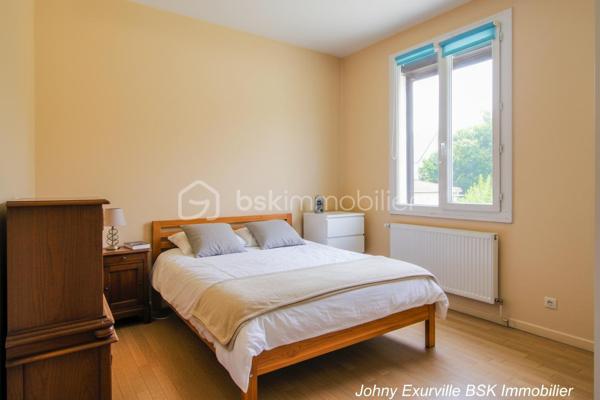 Au cœur du quartier prisé de La Groue à Osny, découvrez cette agréable maison individuelle construite en 1990, offrant environ 92 m² habitables sur une belle parcelle close d'environ 600 m².

Dès l'entrée, la maison séduit par son ambiance chaleureuse et sa luminosité. Le séjour traversant, baigné de lumière naturelle, s'organise autour d'une cheminée, véritable cœur de la maison où l'on imagine déjà les soirées d'hiver en famille ou entre amis.

Dans le prolongement, la cuisine ouverte, aménagée et équipée, favorise les moments de convivialité tout en restant parfaitement fonctionnelle au quotidien.

Le rez-de-chaussée accueille également une chambre ainsi qu'une salle d'eau avec WC, une configuration idéale pour recevoir, télétravailler ou profiter d'une vie de plain-pied.

À l'étage, chacun trouvera naturellement son espace grâce à trois chambres supplémentaires, dont une avec mezzanine, parfaite pour créer un coin lecture, un bureau ou un espace dédié aux enfants. Une salle de bains équipée d'une baignoire et d'une douche complète ce niveau.

Et parce qu'une maison ne se résume pas à sa surface habitable...

Le sous-sol total constitue un véritable atout :  atelier, buanderie, cave, stockage ou future salle de sport... À chacun d'imaginer les possibilités qu'il souhaite lui offrir.

À l'extérieur, le jardin clos d'environ 600 m² devient un véritable espace de vie où les repas en terrasse, les jeux des enfants et les moments de détente trouveront naturellement leur place. Une dépendance complète également l'ensemble.
