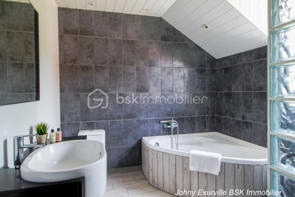 Au cœur du quartier prisé de La Groue à Osny, découvrez cette agréable maison individuelle construite en 1990, offrant environ 92 m² habitables sur une belle parcelle close d'environ 600 m².

Dès l'entrée, la maison séduit par son ambiance chaleureuse et sa luminosité. Le séjour traversant, baigné de lumière naturelle, s'organise autour d'une cheminée, véritable cœur de la maison où l'on imagine déjà les soirées d'hiver en famille ou entre amis.

Dans le prolongement, la cuisine ouverte, aménagée et équipée, favorise les moments de convivialité tout en restant parfaitement fonctionnelle au quotidien.

Le rez-de-chaussée accueille également une chambre ainsi qu'une salle d'eau avec WC, une configuration idéale pour recevoir, télétravailler ou profiter d'une vie de plain-pied.

À l'étage, chacun trouvera naturellement son espace grâce à trois chambres supplémentaires, dont une avec mezzanine, parfaite pour créer un coin lecture, un bureau ou un espace dédié aux enfants. Une salle de bains équipée d'une baignoire et d'une douche complète ce niveau.

Et parce qu'une maison ne se résume pas à sa surface habitable...

Le sous-sol total constitue un véritable atout :  atelier, buanderie, cave, stockage ou future salle de sport... À chacun d'imaginer les possibilités qu'il souhaite lui offrir.

À l'extérieur, le jardin clos d'environ 600 m² devient un véritable espace de vie où les repas en terrasse, les jeux des enfants et les moments de détente trouveront naturellement leur place. Une dépendance complète également l'ensemble.