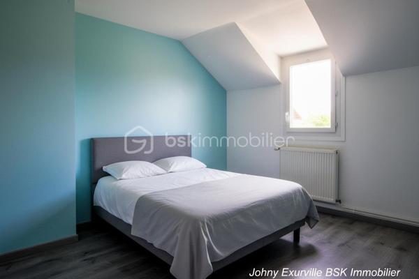 Au cœur du quartier prisé de La Groue à Osny, découvrez cette agréable maison individuelle construite en 1990, offrant environ 92 m² habitables sur une belle parcelle close d'environ 600 m².

Dès l'entrée, la maison séduit par son ambiance chaleureuse et sa luminosité. Le séjour traversant, baigné de lumière naturelle, s'organise autour d'une cheminée, véritable cœur de la maison où l'on imagine déjà les soirées d'hiver en famille ou entre amis.

Dans le prolongement, la cuisine ouverte, aménagée et équipée, favorise les moments de convivialité tout en restant parfaitement fonctionnelle au quotidien.

Le rez-de-chaussée accueille également une chambre ainsi qu'une salle d'eau avec WC, une configuration idéale pour recevoir, télétravailler ou profiter d'une vie de plain-pied.

À l'étage, chacun trouvera naturellement son espace grâce à trois chambres supplémentaires, dont une avec mezzanine, parfaite pour créer un coin lecture, un bureau ou un espace dédié aux enfants. Une salle de bains équipée d'une baignoire et d'une douche complète ce niveau.

Et parce qu'une maison ne se résume pas à sa surface habitable...

Le sous-sol total constitue un véritable atout :  atelier, buanderie, cave, stockage ou future salle de sport... À chacun d'imaginer les possibilités qu'il souhaite lui offrir.

À l'extérieur, le jardin clos d'environ 600 m² devient un véritable espace de vie où les repas en terrasse, les jeux des enfants et les moments de détente trouveront naturellement leur place. Une dépendance complète également l'ensemble.
