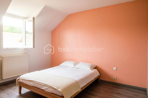 Au cœur du quartier prisé de La Groue à Osny, découvrez cette agréable maison individuelle construite en 1990, offrant environ 92 m² habitables sur une belle parcelle close d'environ 600 m².

Dès l'entrée, la maison séduit par son ambiance chaleureuse et sa luminosité. Le séjour traversant, baigné de lumière naturelle, s'organise autour d'une cheminée, véritable cœur de la maison où l'on imagine déjà les soirées d'hiver en famille ou entre amis.

Dans le prolongement, la cuisine ouverte, aménagée et équipée, favorise les moments de convivialité tout en restant parfaitement fonctionnelle au quotidien.

Le rez-de-chaussée accueille également une chambre ainsi qu'une salle d'eau avec WC, une configuration idéale pour recevoir, télétravailler ou profiter d'une vie de plain-pied.

À l'étage, chacun trouvera naturellement son espace grâce à trois chambres supplémentaires, dont une avec mezzanine, parfaite pour créer un coin lecture, un bureau ou un espace dédié aux enfants. Une salle de bains équipée d'une baignoire et d'une douche complète ce niveau.

Et parce qu'une maison ne se résume pas à sa surface habitable...

Le sous-sol total constitue un véritable atout :  atelier, buanderie, cave, stockage ou future salle de sport... À chacun d'imaginer les possibilités qu'il souhaite lui offrir.

À l'extérieur, le jardin clos d'environ 600 m² devient un véritable espace de vie où les repas en terrasse, les jeux des enfants et les moments de détente trouveront naturellement leur place. Une dépendance complète également l'ensemble.