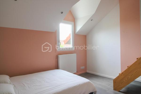 Au cœur du quartier prisé de La Groue à Osny, découvrez cette agréable maison individuelle construite en 1990, offrant environ 92 m² habitables sur une belle parcelle close d'environ 600 m².

Dès l'entrée, la maison séduit par son ambiance chaleureuse et sa luminosité. Le séjour traversant, baigné de lumière naturelle, s'organise autour d'une cheminée, véritable cœur de la maison où l'on imagine déjà les soirées d'hiver en famille ou entre amis.

Dans le prolongement, la cuisine ouverte, aménagée et équipée, favorise les moments de convivialité tout en restant parfaitement fonctionnelle au quotidien.

Le rez-de-chaussée accueille également une chambre ainsi qu'une salle d'eau avec WC, une configuration idéale pour recevoir, télétravailler ou profiter d'une vie de plain-pied.

À l'étage, chacun trouvera naturellement son espace grâce à trois chambres supplémentaires, dont une avec mezzanine, parfaite pour créer un coin lecture, un bureau ou un espace dédié aux enfants. Une salle de bains équipée d'une baignoire et d'une douche complète ce niveau.

Et parce qu'une maison ne se résume pas à sa surface habitable...

Le sous-sol total constitue un véritable atout :  atelier, buanderie, cave, stockage ou future salle de sport... À chacun d'imaginer les possibilités qu'il souhaite lui offrir.

À l'extérieur, le jardin clos d'environ 600 m² devient un véritable espace de vie où les repas en terrasse, les jeux des enfants et les moments de détente trouveront naturellement leur place. Une dépendance complète également l'ensemble.