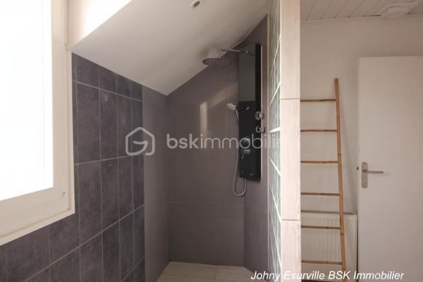 Au cœur du quartier prisé de La Groue à Osny, découvrez cette agréable maison individuelle construite en 1990, offrant environ 92 m² habitables sur une belle parcelle close d'environ 600 m².

Dès l'entrée, la maison séduit par son ambiance chaleureuse et sa luminosité. Le séjour traversant, baigné de lumière naturelle, s'organise autour d'une cheminée, véritable cœur de la maison où l'on imagine déjà les soirées d'hiver en famille ou entre amis.

Dans le prolongement, la cuisine ouverte, aménagée et équipée, favorise les moments de convivialité tout en restant parfaitement fonctionnelle au quotidien.

Le rez-de-chaussée accueille également une chambre ainsi qu'une salle d'eau avec WC, une configuration idéale pour recevoir, télétravailler ou profiter d'une vie de plain-pied.

À l'étage, chacun trouvera naturellement son espace grâce à trois chambres supplémentaires, dont une avec mezzanine, parfaite pour créer un coin lecture, un bureau ou un espace dédié aux enfants. Une salle de bains équipée d'une baignoire et d'une douche complète ce niveau.

Et parce qu'une maison ne se résume pas à sa surface habitable...

Le sous-sol total constitue un véritable atout :  atelier, buanderie, cave, stockage ou future salle de sport... À chacun d'imaginer les possibilités qu'il souhaite lui offrir.

À l'extérieur, le jardin clos d'environ 600 m² devient un véritable espace de vie où les repas en terrasse, les jeux des enfants et les moments de détente trouveront naturellement leur place. Une dépendance complète également l'ensemble.