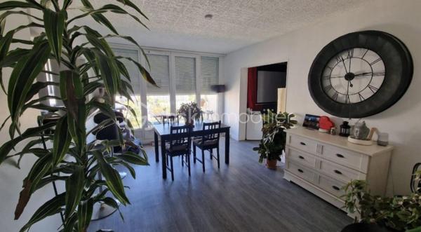 Au cœur d'un quartier dynamique, découvrez cet appartement spacieux de 73,41 m² niché au 11ème étage, offrant une vue panoramique imprenable. Ce bien, idéal pour les amateurs de hauteur, propose un mode de vie moderne et confortable en ville.
A proximité de toutes commodités !!!!!

Avec ses 4 pièces lumineuses, profitez de deux balcons pour prendre l'air tout en admirant la vue sur la TOUR EIFFEL ET MONTMARTRE. Son emplacement stratégique dotée d'un parking facilite vos déplacements quotidiens. Incluant une cave pour vos besoins de rangement, ce bien garantit confort et praticité. 
Une entrée, un salon donnant sur le balcon, une cuisine semi-ouverte, un couloir avec placards desservant les 3 chambres dont une avec balcon.

Charges annuelles maîtrisées pour un investissement serein. Ne manquez pas cette opportunité rare en copropriété paisible. 
CHARGES : 343€/MOIS
TAXE FONCIERE : 1946€/AN
Le plus double vitrage, 3 ascenseurs, camera de videosurveillance, par fitness, potager, parking sécurisé, résidence cloturée.
Pour plus d'informations, contactez Anila Mansoor, votre agent dédié à la transaction !