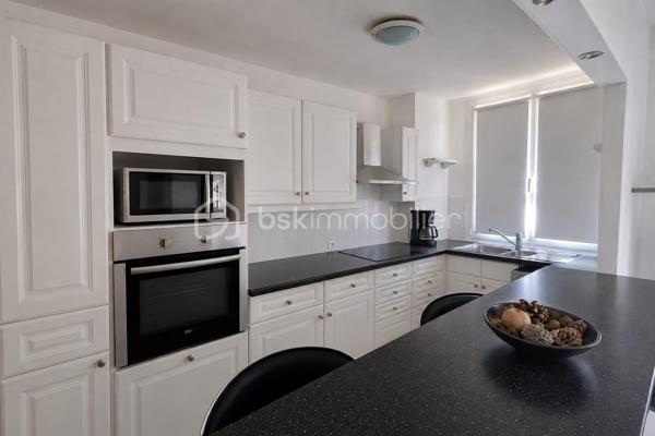 Au cœur d'un quartier dynamique, découvrez cet appartement spacieux de 73,41 m² niché au 11ème étage, offrant une vue panoramique imprenable. Ce bien, idéal pour les amateurs de hauteur, propose un mode de vie moderne et confortable en ville.
A proximité de toutes commodités !!!!!

Avec ses 4 pièces lumineuses, profitez de deux balcons pour prendre l'air tout en admirant la vue sur la TOUR EIFFEL ET MONTMARTRE. Son emplacement stratégique dotée d'un parking facilite vos déplacements quotidiens. Incluant une cave pour vos besoins de rangement, ce bien garantit confort et praticité. 
Une entrée, un salon donnant sur le balcon, une cuisine semi-ouverte, un couloir avec placards desservant les 3 chambres dont une avec balcon.

Charges annuelles maîtrisées pour un investissement serein. Ne manquez pas cette opportunité rare en copropriété paisible. 
CHARGES : 343€/MOIS
TAXE FONCIERE : 1946€/AN
Le plus double vitrage, 3 ascenseurs, camera de videosurveillance, par fitness, potager, parking sécurisé, résidence cloturée.
Pour plus d'informations, contactez Anila Mansoor, votre agent dédié à la transaction !