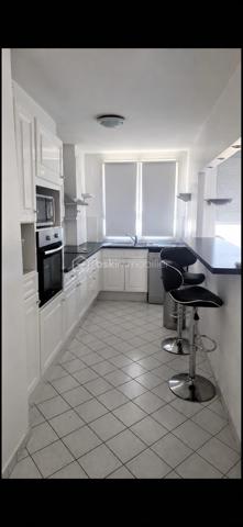 Au cœur d'un quartier dynamique, découvrez cet appartement spacieux de 73,41 m² niché au 11ème étage, offrant une vue panoramique imprenable. Ce bien, idéal pour les amateurs de hauteur, propose un mode de vie moderne et confortable en ville.
A proximité de toutes commodités !!!!!

Avec ses 4 pièces lumineuses, profitez de deux balcons pour prendre l'air tout en admirant la vue sur la TOUR EIFFEL ET MONTMARTRE. Son emplacement stratégique dotée d'un parking facilite vos déplacements quotidiens. Incluant une cave pour vos besoins de rangement, ce bien garantit confort et praticité. 
Une entrée, un salon donnant sur le balcon, une cuisine semi-ouverte, un couloir avec placards desservant les 3 chambres dont une avec balcon.

Charges annuelles maîtrisées pour un investissement serein. Ne manquez pas cette opportunité rare en copropriété paisible. 
CHARGES : 343€/MOIS
TAXE FONCIERE : 1946€/AN
Le plus double vitrage, 3 ascenseurs, camera de videosurveillance, par fitness, potager, parking sécurisé, résidence cloturée.
Pour plus d'informations, contactez Anila Mansoor, votre agent dédié à la transaction !