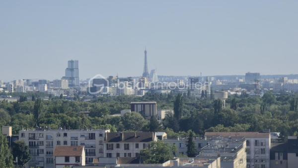 Au cœur d'un quartier dynamique, découvrez cet appartement spacieux de 73,41 m² niché au 11ème étage, offrant une vue panoramique imprenable. Ce bien, idéal pour les amateurs de hauteur, propose un mode de vie moderne et confortable en ville.
A proximité de toutes commodités !!!!!

Avec ses 4 pièces lumineuses, profitez de deux balcons pour prendre l'air tout en admirant la vue sur la TOUR EIFFEL ET MONTMARTRE. Son emplacement stratégique dotée d'un parking facilite vos déplacements quotidiens. Incluant une cave pour vos besoins de rangement, ce bien garantit confort et praticité. 
Une entrée, un salon donnant sur le balcon, une cuisine semi-ouverte, un couloir avec placards desservant les 3 chambres dont une avec balcon.

Charges annuelles maîtrisées pour un investissement serein. Ne manquez pas cette opportunité rare en copropriété paisible. 
CHARGES : 343€/MOIS
TAXE FONCIERE : 1946€/AN
Le plus double vitrage, 3 ascenseurs, camera de videosurveillance, par fitness, potager, parking sécurisé, résidence cloturée.
Pour plus d'informations, contactez Anila Mansoor, votre agent dédié à la transaction !