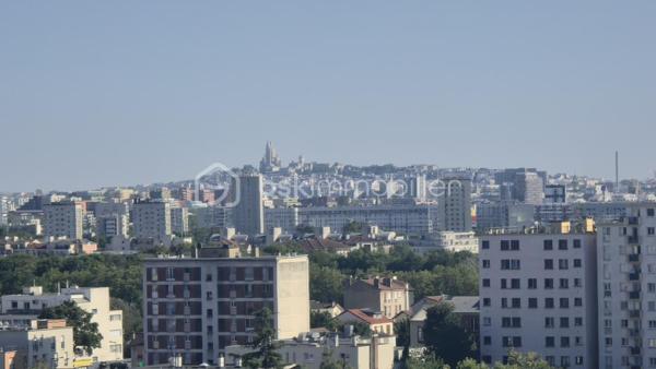 Au cœur d'un quartier dynamique, découvrez cet appartement spacieux de 73,41 m² niché au 11ème étage, offrant une vue panoramique imprenable. Ce bien, idéal pour les amateurs de hauteur, propose un mode de vie moderne et confortable en ville.
A proximité de toutes commodités !!!!!

Avec ses 4 pièces lumineuses, profitez de deux balcons pour prendre l'air tout en admirant la vue sur la TOUR EIFFEL ET MONTMARTRE. Son emplacement stratégique dotée d'un parking facilite vos déplacements quotidiens. Incluant une cave pour vos besoins de rangement, ce bien garantit confort et praticité. 
Une entrée, un salon donnant sur le balcon, une cuisine semi-ouverte, un couloir avec placards desservant les 3 chambres dont une avec balcon.

Charges annuelles maîtrisées pour un investissement serein. Ne manquez pas cette opportunité rare en copropriété paisible. 
CHARGES : 343€/MOIS
TAXE FONCIERE : 1946€/AN
Le plus double vitrage, 3 ascenseurs, camera de videosurveillance, par fitness, potager, parking sécurisé, résidence cloturée.
Pour plus d'informations, contactez Anila Mansoor, votre agent dédié à la transaction !