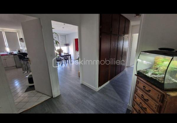 Au cœur d'un quartier dynamique, découvrez cet appartement spacieux de 73,41 m² niché au 11ème étage, offrant une vue panoramique imprenable. Ce bien, idéal pour les amateurs de hauteur, propose un mode de vie moderne et confortable en ville.
A proximité de toutes commodités !!!!!

Avec ses 4 pièces lumineuses, profitez de deux balcons pour prendre l'air tout en admirant la vue sur la TOUR EIFFEL ET MONTMARTRE. Son emplacement stratégique dotée d'un parking facilite vos déplacements quotidiens. Incluant une cave pour vos besoins de rangement, ce bien garantit confort et praticité. 
Une entrée, un salon donnant sur le balcon, une cuisine semi-ouverte, un couloir avec placards desservant les 3 chambres dont une avec balcon.

Charges annuelles maîtrisées pour un investissement serein. Ne manquez pas cette opportunité rare en copropriété paisible. 
CHARGES : 343€/MOIS
TAXE FONCIERE : 1946€/AN
Le plus double vitrage, 3 ascenseurs, camera de videosurveillance, par fitness, potager, parking sécurisé, résidence cloturée.
Pour plus d'informations, contactez Anila Mansoor, votre agent dédié à la transaction !