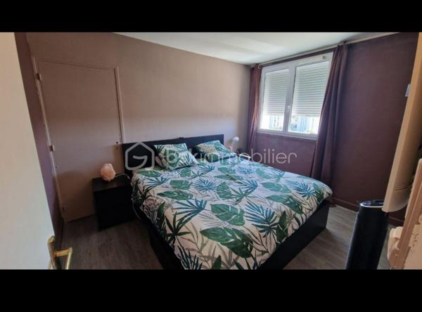 Au cœur d'un quartier dynamique, découvrez cet appartement spacieux de 73,41 m² niché au 11ème étage, offrant une vue panoramique imprenable. Ce bien, idéal pour les amateurs de hauteur, propose un mode de vie moderne et confortable en ville.
A proximité de toutes commodités !!!!!

Avec ses 4 pièces lumineuses, profitez de deux balcons pour prendre l'air tout en admirant la vue sur la TOUR EIFFEL ET MONTMARTRE. Son emplacement stratégique dotée d'un parking facilite vos déplacements quotidiens. Incluant une cave pour vos besoins de rangement, ce bien garantit confort et praticité. 
Une entrée, un salon donnant sur le balcon, une cuisine semi-ouverte, un couloir avec placards desservant les 3 chambres dont une avec balcon.

Charges annuelles maîtrisées pour un investissement serein. Ne manquez pas cette opportunité rare en copropriété paisible. 
CHARGES : 343€/MOIS
TAXE FONCIERE : 1946€/AN
Le plus double vitrage, 3 ascenseurs, camera de videosurveillance, par fitness, potager, parking sécurisé, résidence cloturée.
Pour plus d'informations, contactez Anila Mansoor, votre agent dédié à la transaction !