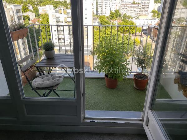 Au cœur d'un quartier dynamique, découvrez cet appartement spacieux de 73,41 m² niché au 11ème étage, offrant une vue panoramique imprenable. Ce bien, idéal pour les amateurs de hauteur, propose un mode de vie moderne et confortable en ville.
A proximité de toutes commodités !!!!!

Avec ses 4 pièces lumineuses, profitez de deux balcons pour prendre l'air tout en admirant la vue sur la TOUR EIFFEL ET MONTMARTRE. Son emplacement stratégique dotée d'un parking facilite vos déplacements quotidiens. Incluant une cave pour vos besoins de rangement, ce bien garantit confort et praticité. 
Une entrée, un salon donnant sur le balcon, une cuisine semi-ouverte, un couloir avec placards desservant les 3 chambres dont une avec balcon.

Charges annuelles maîtrisées pour un investissement serein. Ne manquez pas cette opportunité rare en copropriété paisible. 
CHARGES : 343€/MOIS
TAXE FONCIERE : 1946€/AN
Le plus double vitrage, 3 ascenseurs, camera de videosurveillance, par fitness, potager, parking sécurisé, résidence cloturée.
Pour plus d'informations, contactez Anila Mansoor, votre agent dédié à la transaction !