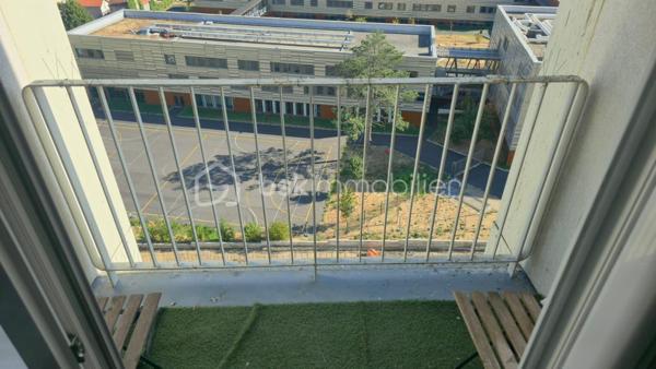 Au cœur d'un quartier dynamique, découvrez cet appartement spacieux de 73,41 m² niché au 11ème étage, offrant une vue panoramique imprenable. Ce bien, idéal pour les amateurs de hauteur, propose un mode de vie moderne et confortable en ville.
A proximité de toutes commodités !!!!!

Avec ses 4 pièces lumineuses, profitez de deux balcons pour prendre l'air tout en admirant la vue sur la TOUR EIFFEL ET MONTMARTRE. Son emplacement stratégique dotée d'un parking facilite vos déplacements quotidiens. Incluant une cave pour vos besoins de rangement, ce bien garantit confort et praticité. 
Une entrée, un salon donnant sur le balcon, une cuisine semi-ouverte, un couloir avec placards desservant les 3 chambres dont une avec balcon.

Charges annuelles maîtrisées pour un investissement serein. Ne manquez pas cette opportunité rare en copropriété paisible. 
CHARGES : 343€/MOIS
TAXE FONCIERE : 1946€/AN
Le plus double vitrage, 3 ascenseurs, camera de videosurveillance, par fitness, potager, parking sécurisé, résidence cloturée.
Pour plus d'informations, contactez Anila Mansoor, votre agent dédié à la transaction !