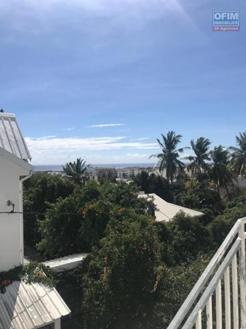 Rare :A vendre appartement F2 dans une résidence privée de 6 lots à Sainte Clotilde proche université et de l immeuble de a région