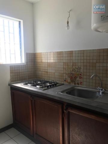 Rare :A vendre appartement F2 dans une résidence privée de 6 lots à Sainte Clotilde proche université et de l immeuble de a région