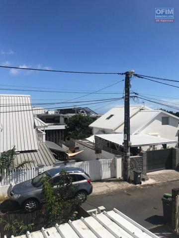 Rare :A vendre appartement F2 dans une résidence privée de 6 lots à Sainte Clotilde proche université et de l immeuble de a région