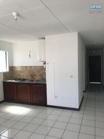 Rare :A vendre appartement F2 dans une résidence privée de 6 lots à Sainte Clotilde proche université et de l immeuble de a région