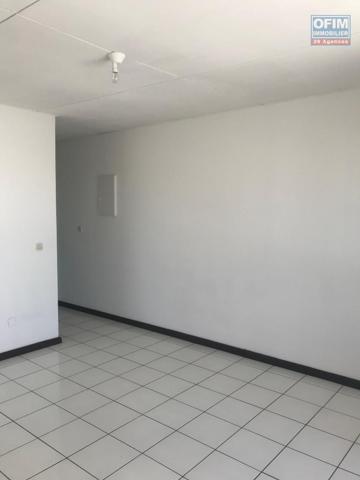 Rare :A vendre appartement F2 dans une résidence privée de 6 lots à Sainte Clotilde proche université et de l immeuble de a région