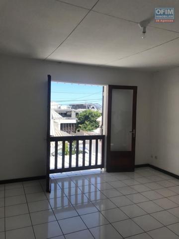 Rare :A vendre appartement F2 dans une résidence privée de 6 lots à Sainte Clotilde proche université et de l immeuble de a région