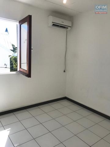 Rare :A vendre appartement F2 dans une résidence privée de 6 lots à Sainte Clotilde proche université et de l immeuble de a région