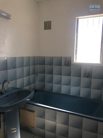 Rare :A vendre appartement F2 dans une résidence privée de 6 lots à Sainte Clotilde proche université et de l immeuble de a région