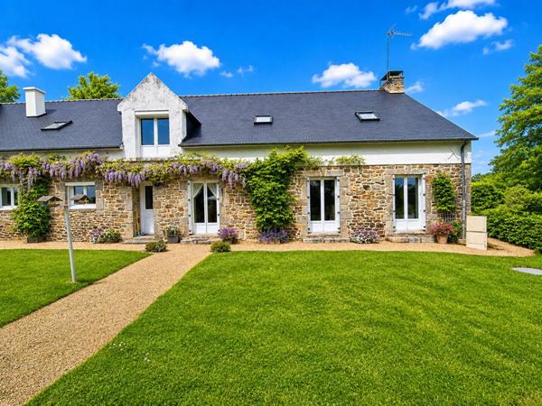 Magnifique propriété de charme de 186 m2 - Longère entièrement rénovée avec beaucoup de potentiel (150 m2 aménageable de plus)  - 5200 m2 de terrain et 3,4 hectares disponibles et attenants