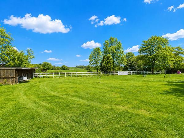 Magnifique propriété de charme de 186 m2 - Longère entièrement rénovée avec beaucoup de potentiel (150 m2 aménageable de plus)  - 5200 m2 de terrain et 3,4 hectares disponibles et attenants