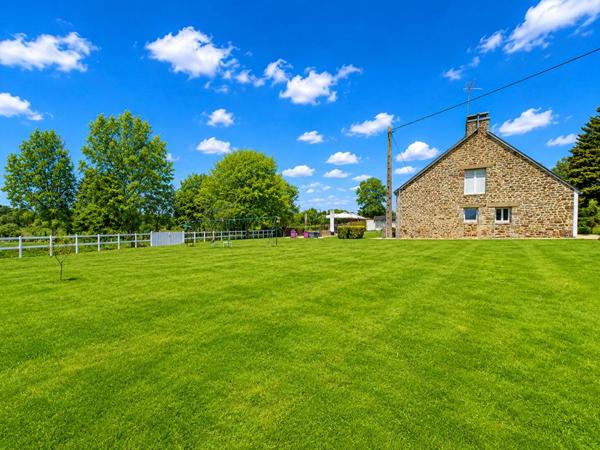 Magnifique propriété de charme de 186 m2 - Longère entièrement rénovée avec beaucoup de potentiel (150 m2 aménageable de plus)  - 5200 m2 de terrain et 3,4 hectares disponibles et attenants