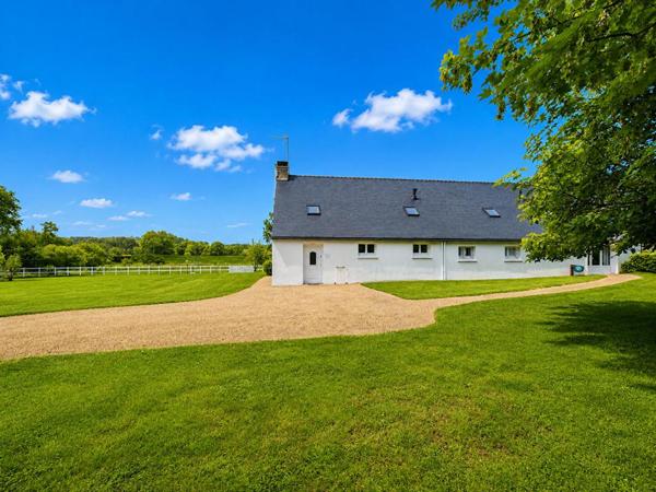 Magnifique propriété de charme de 186 m2 - Longère entièrement rénovée avec beaucoup de potentiel (150 m2 aménageable de plus)  - 5200 m2 de terrain et 3,4 hectares disponibles et attenants