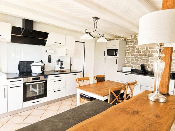 Magnifique propriété de charme de 186 m2 - Longère entièrement rénovée avec beaucoup de potentiel (150 m2 aménageable de plus)  - 5200 m2 de terrain et 3,4 hectares disponibles et attenants