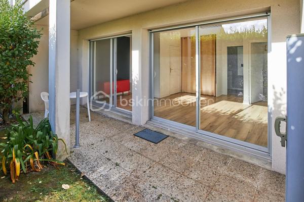 Au cœur de Saint-Quay-Portrieux, à seulement quelques pas de la plage de la Comtesse et du port, découvrez cet agréable appartement T3 d’environ 50 m² situé en rez-de-chaussée.

Bénéficiant d’une entrée indépendante, il offre une distribution fonctionnelle avec une pièce de vie lumineuse exposée sud-est, agrémentée d’une kitchenette et ouvrant directement sur une terrasse prolongée par un espace vert.
L’espace nuit se compose de deux belles chambres, complétées par une salle d’eau et un WC indépendant.

Une place de stationnement privative vient parfaire cet ensemble, particulièrement adapté comme résidence principale, pied-à-terre ou investissement locatif.

Un emplacement privilégié à proximité immédiate du littoral et des commodités de Saint-Quay-Portrieux.