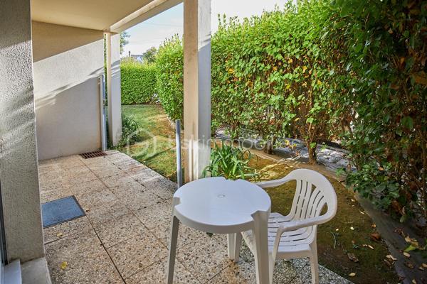 Au cœur de Saint-Quay-Portrieux, à seulement quelques pas de la plage de la Comtesse et du port, découvrez cet agréable appartement T3 d’environ 50 m² situé en rez-de-chaussée.

Bénéficiant d’une entrée indépendante, il offre une distribution fonctionnelle avec une pièce de vie lumineuse exposée sud-est, agrémentée d’une kitchenette et ouvrant directement sur une terrasse prolongée par un espace vert.
L’espace nuit se compose de deux belles chambres, complétées par une salle d’eau et un WC indépendant.

Une place de stationnement privative vient parfaire cet ensemble, particulièrement adapté comme résidence principale, pied-à-terre ou investissement locatif.

Un emplacement privilégié à proximité immédiate du littoral et des commodités de Saint-Quay-Portrieux.