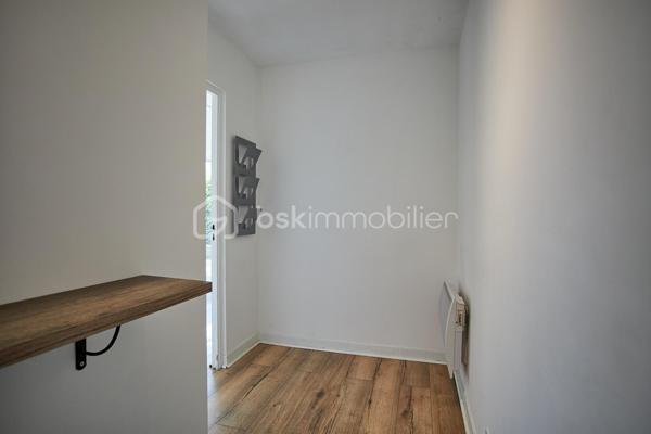 Au cœur de Saint-Quay-Portrieux, à seulement quelques pas de la plage de la Comtesse et du port, découvrez cet agréable appartement T3 d’environ 50 m² situé en rez-de-chaussée.

Bénéficiant d’une entrée indépendante, il offre une distribution fonctionnelle avec une pièce de vie lumineuse exposée sud-est, agrémentée d’une kitchenette et ouvrant directement sur une terrasse prolongée par un espace vert.
L’espace nuit se compose de deux belles chambres, complétées par une salle d’eau et un WC indépendant.

Une place de stationnement privative vient parfaire cet ensemble, particulièrement adapté comme résidence principale, pied-à-terre ou investissement locatif.

Un emplacement privilégié à proximité immédiate du littoral et des commodités de Saint-Quay-Portrieux.