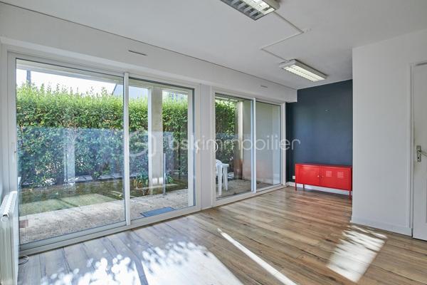 Au cœur de Saint-Quay-Portrieux, à seulement quelques pas de la plage de la Comtesse et du port, découvrez cet agréable appartement T3 d’environ 50 m² situé en rez-de-chaussée.

Bénéficiant d’une entrée indépendante, il offre une distribution fonctionnelle avec une pièce de vie lumineuse exposée sud-est, agrémentée d’une kitchenette et ouvrant directement sur une terrasse prolongée par un espace vert.
L’espace nuit se compose de deux belles chambres, complétées par une salle d’eau et un WC indépendant.

Une place de stationnement privative vient parfaire cet ensemble, particulièrement adapté comme résidence principale, pied-à-terre ou investissement locatif.

Un emplacement privilégié à proximité immédiate du littoral et des commodités de Saint-Quay-Portrieux.